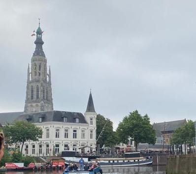 Grote Kerk Breda vanaf het water
